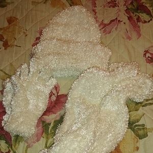 Hat with gloves will scarf.